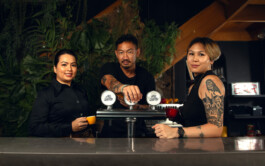 Les boss de chez Ginette, bistrot viêt, Ly, Chris et Stéphanie, posant derrière le bar du 1er étage du restaurant. Chez Ginette